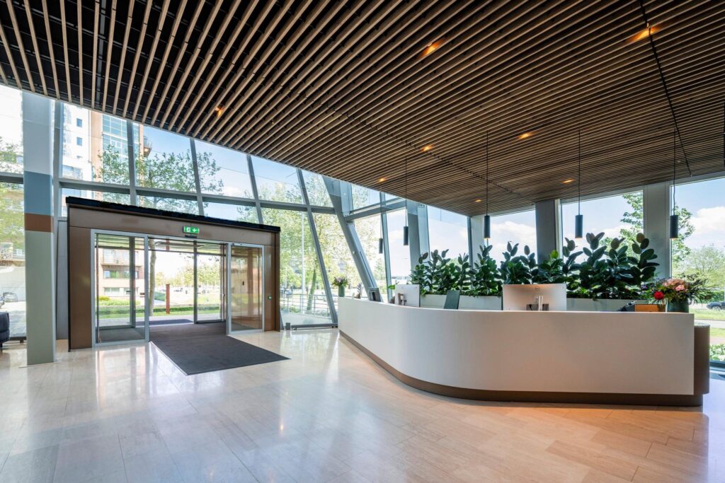 Moderne en lichte entree met receptiebalie aan de David Ricardostraat.